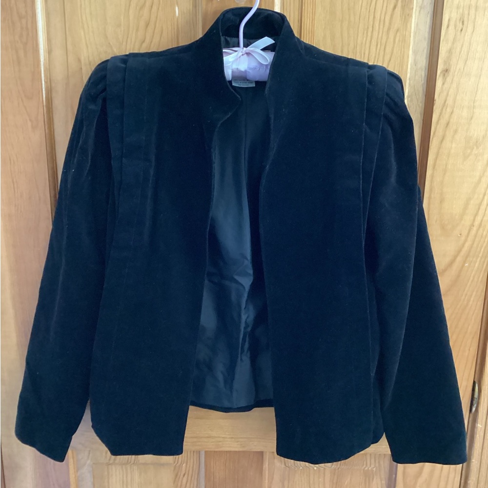 Vintage ladies velvet jacket. Size 5. Lined with shoulder pads, pockets.